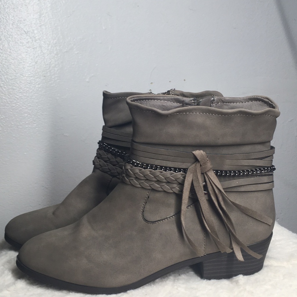 Wonder Nation grey suade mid anckle boots size 5